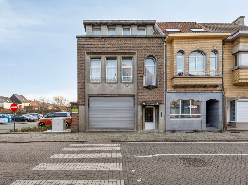 Te renoveren ontwikkelingsproject te koop in Niel<br />
<br />
indeling:<br />
<br />
Gelijkvloerse verdieping:<br />
- ruime inkomhal<br />
- handels