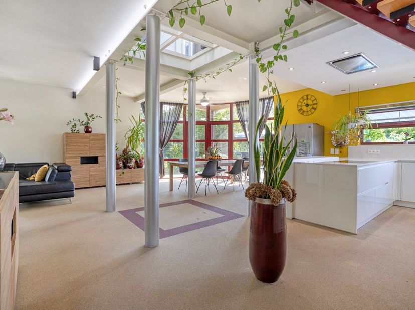 Deze woning is rustig gelegen te St.-Jozef-Olen, nabij winkels, openbaar vervoer, school, station, ..., en met een vlotte verbinding naar de omliggend