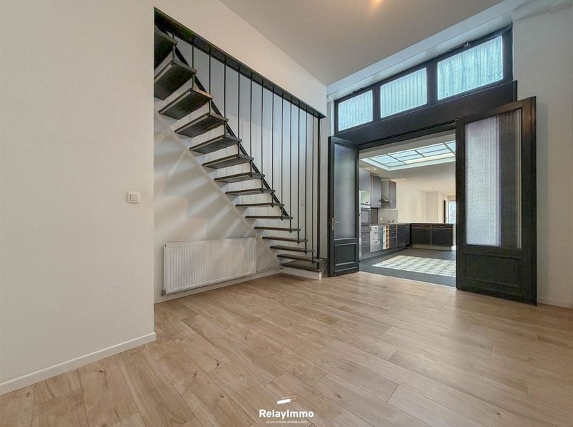 Mooi, volledig gerenoveerd huis met een woonoppervlakte van 146 m2 met drie slaapkamers, twee badkamers en groot terras.<br />
Entree, hal met garder