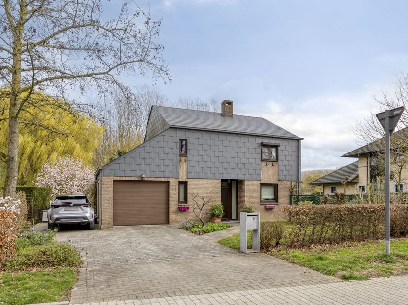 Deze charmante villa in Dilbeek is een ruime gezinswoning gelegen in een rustige en gegeerde woonomgeving waar comfort en leefkwaliteit centraal staan