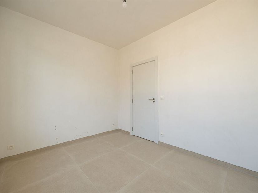 U parkeert op de ruime autostaanplaats van deze nieuwbouwwoning (verkoop onder btw-stelsel, 21% btw van toepassing) en hebt vervolgens de keuze tussen