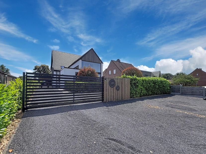 Achter deze elektrische houten poort schuilt een parel van een villa waar u in alle luxe kan genieten!<br />
De woning ligt ver verwijderd van de stra