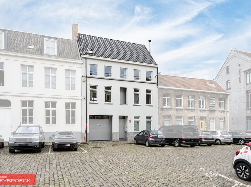 TE KOOP in GENT aan het Prinsenhof 107<br />
<br />
Unieke herenwoning met garage en zonnige stadstuin in het historische Prinsenhof<br />
<br />
In h