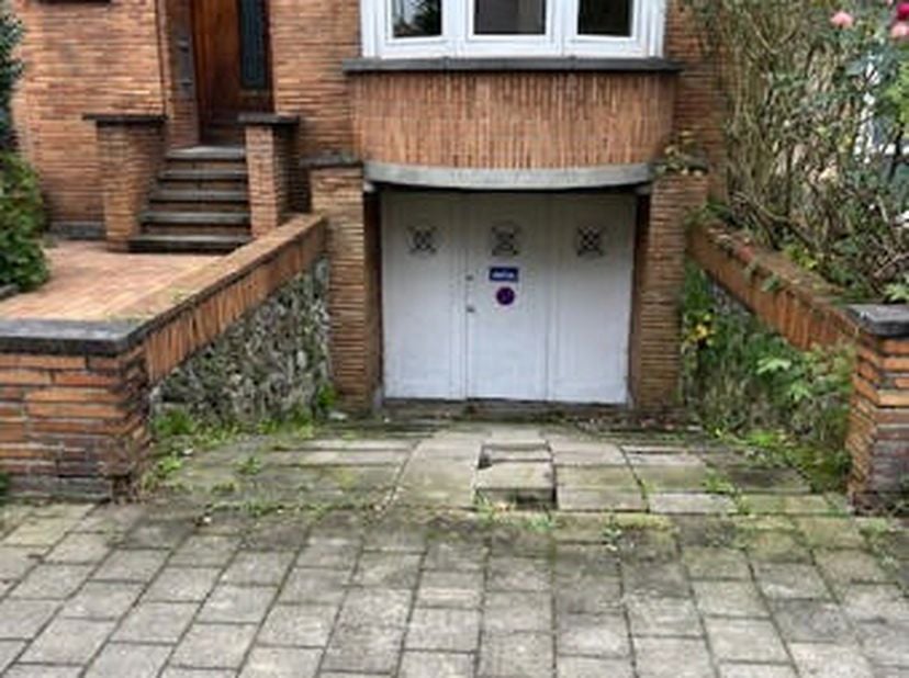 Avenue du Fusain, garage avec emplacement devant + espace de rangement à l'arrière. Un provision de 10euro par mois pour les charges. L'électricité es