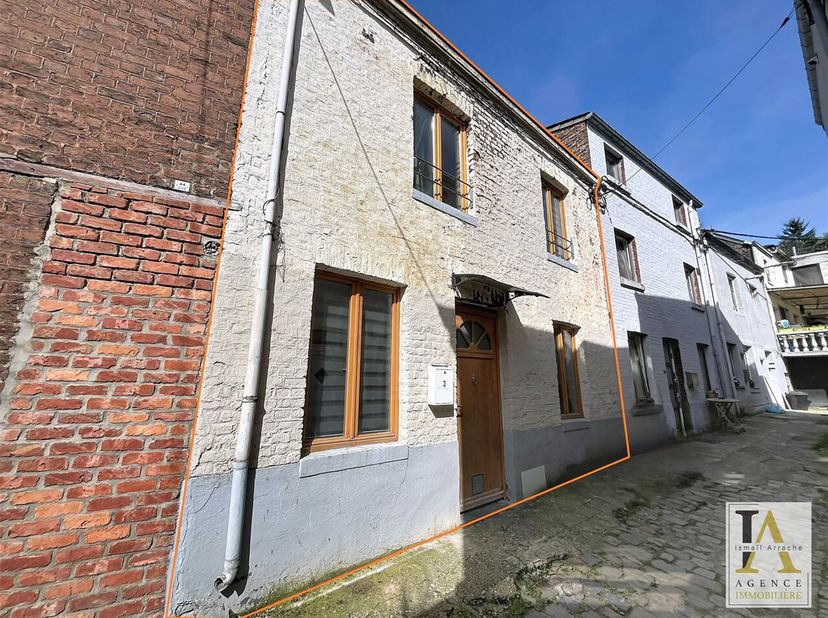 Cette maison située dans une petite cour à Chênée à rénover saura vous séduire par son potentiel après transformation.<br />
Le bien se compose comme