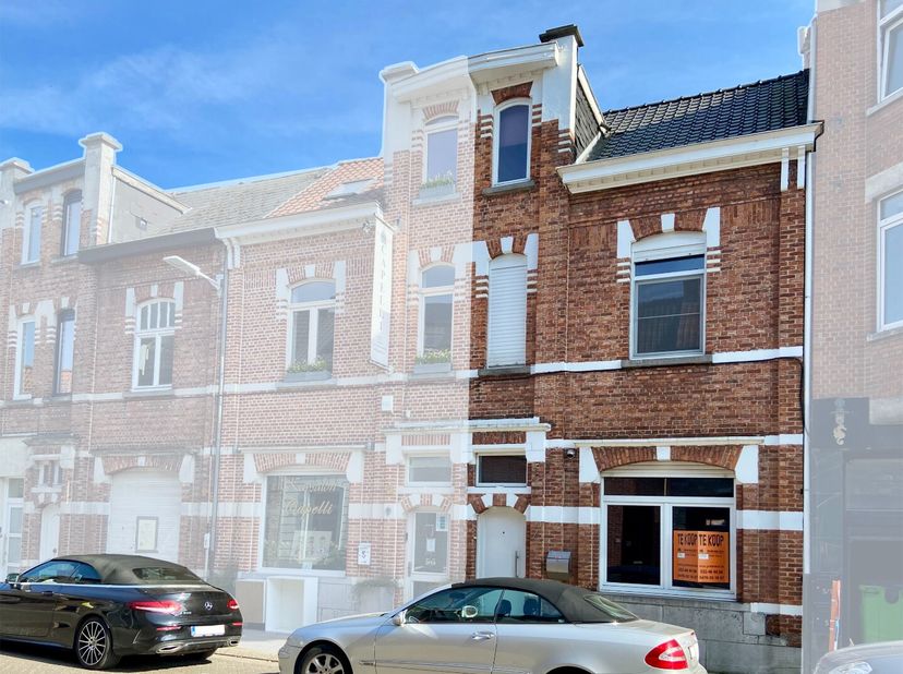 Gelegen in het centrum van Waasmunster bevindt deze instapklare woning zich op wandelafstand van winkels, openbaar vervoer en alle dagelijkse voorzien