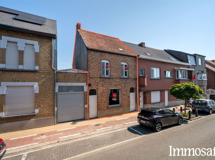 Op wandelafstand van de markt, het station, winkels, scholen en horeca bevindt zich deze goed onderhouden en bijzonder ruime rijwoning in de Nieuwstra
