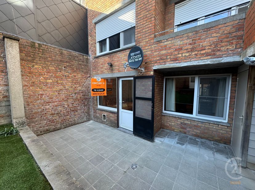 Ontdek dit appartement op een centrale ligging in Middelkerke, op wandelafstand van de zee. Gelegen op de -1 verdieping van een kleine en rustige resi