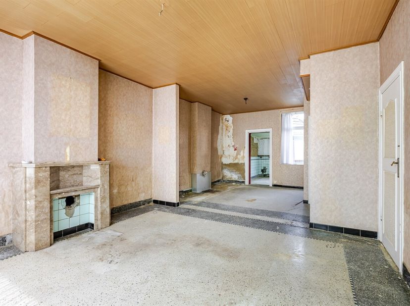 Deze woning biedt een uitstekende kans voor wie op zoek is naar een renovatieproject dat volledig naar eigen smaak kan worden ingericht. Op het gelijk