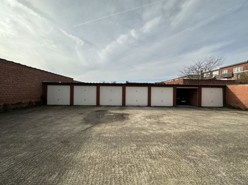 Aparte garagebox te huur<br />
Contract van onbepaalde duur&amp;nbsp;<br />
<br />
Waarborg: 1 maand huur&amp;nbsp;<br />
Waarborg afstandsbediening: 75 euro