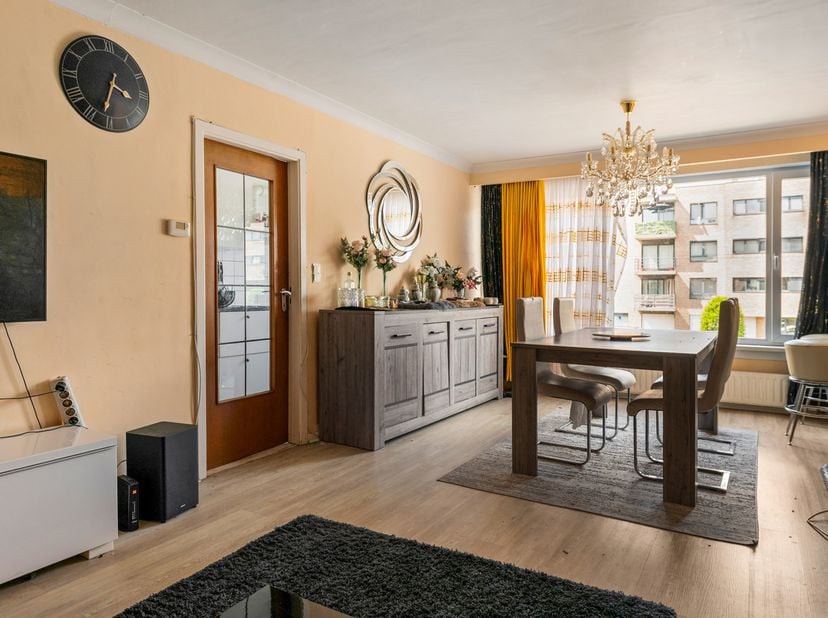 Op de eerste verdieping van dit kleinschalige appartementsgebouw ontdek je dit lichtrijke appartement boordevol mogelijkheden. Of je nu op zoek bent n