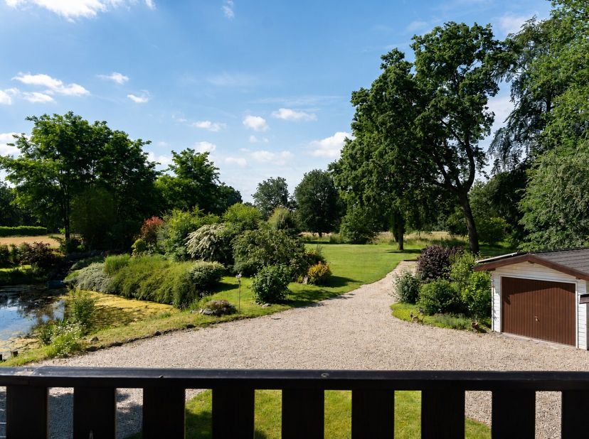 À Saint-Denis (Mons), dans un environnement résidentiel paisible de près de 1,6 hectares entouré de bois et de plans d'eau, ce chalet construit en 198