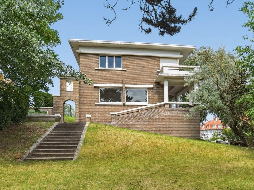 Deze woning is een beschermde, historische kustvilla gelegen in de prestigieuze villawijk De Concessie, een uniek en beschermd dorpsgezicht dat bekend