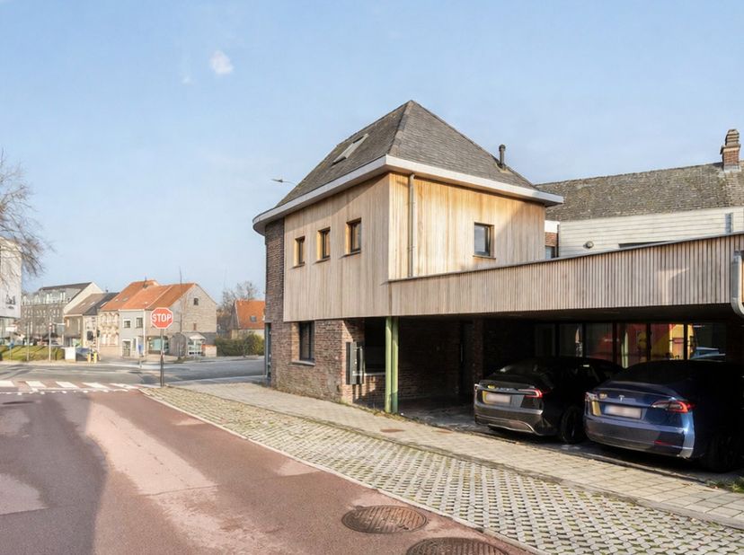 Het kantoor is bijzonder visueel gelegen aan de 'Molenhoek' midden in het centrum van Merelbeke en is zowel uitermate geschikt als opbrengsteigendom o