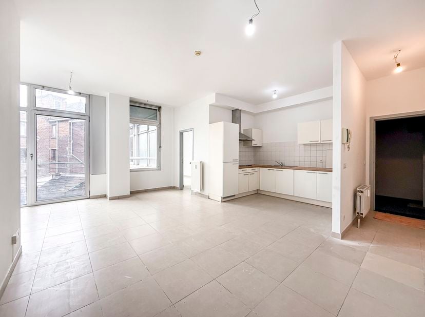 Easyhome a le plaisir de vous présenter, dans une copropriété parfaitement entretenue et idéalement située, cet appartement de plus de 80 m², entièrem