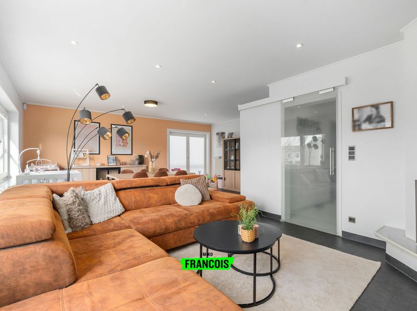 In Eine, een deelgemeente van Oudenaarde, treffen we deze instapklare en lichtrijke woning aan. Door de centrale ligging geniet de woning een uitsteke
