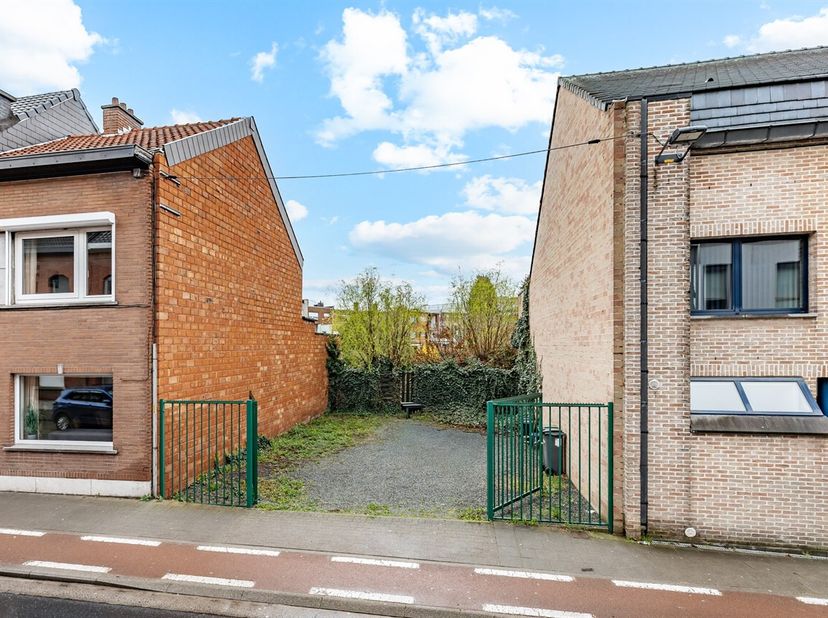 Deze bouwgrond voor gesloten bebouwing is strategisch gelegen te Aalst op een perceel van 4a01ca.<br />
Op wandelafstand van scholen, winkels en openb