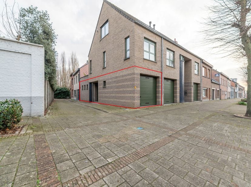 Bien professionnel à vendre
                    à 2845 Niel