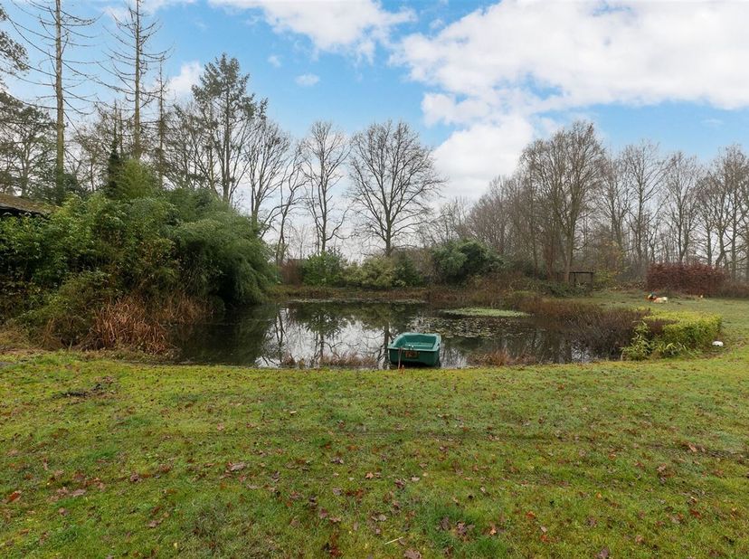 Chalet et caravane statique sur deux parcelles totalisant 26a38ca avec étang à Ramsel (Herselt).<br />
https://www.herselt.be/permanente-bewoning-week