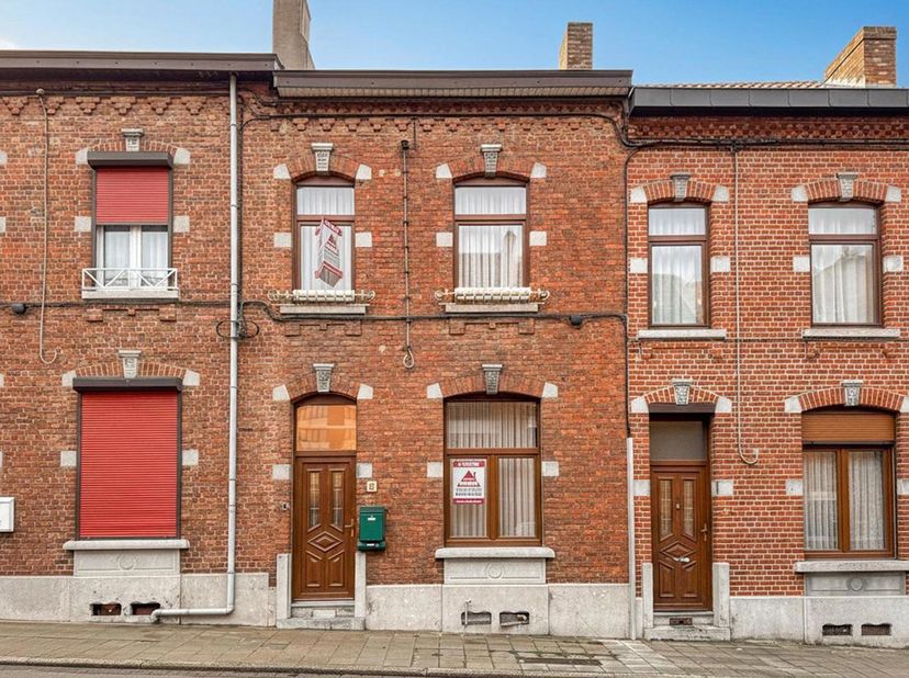 A vendre - CHARLEROI - Une maison familiale pleine de potentiel, idéalement située à deux pas de toutes commodités.<br />
Elle se compose au rez-de-ch