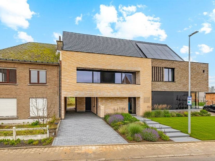 Op zoek naar een woning waar architecturale kwaliteit en wooncomfort samenkomen? Deze high-end nieuwbouwwoning combineert een strak, modern design met