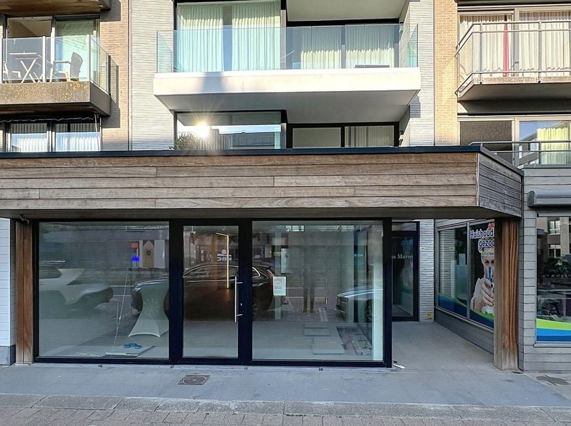 OPPERVLAKTEN:<br />
Constructie - bewoonbare oppervlakten<br />
Handelsgelijkvloers: ± 100 m²<br />
Kelderberging: ± 30m²<br />
<br />
INDELING:<br />