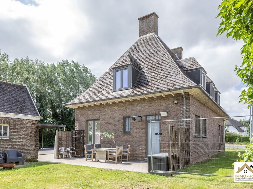 Deze recent gerenoveerde villa met 2 slaapkamers combineert een karaktervolle uitstraling met een verzorgde afwerking in luxueuze materialen. De wonin
