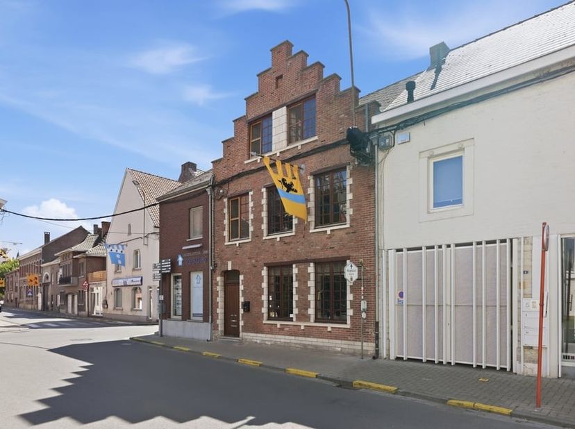 Bent u op zoek naar een ruime woning met tal van mogelijkheden op een unieke locatie? Dan is deze gesloten bebouwing, gelegen op de Grote Markt 6 in Z