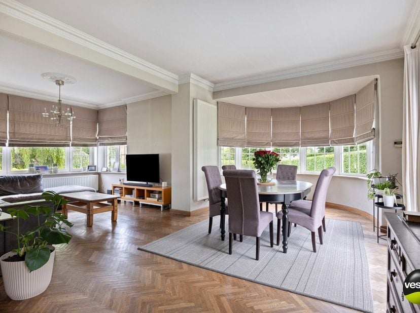 Ruime open bebouwing met 5 slaapkamers op een perceel van 17a 98ca, zuidgerichte tuin en zwemvijver<br />
<br />
Deze charmante open bebouwing, gelege