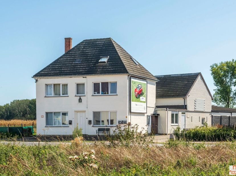 Dit instapklare appartementsgebouw langs de verbindingsweg tussen Hasselt en Herk-de-Stad combineert een uitstekende zichtbaarheid met een rustige, gr