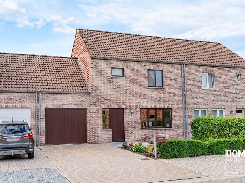 Op zoek naar een comfortabele, instapklare doorzonwoning in Kuringen, op een boogscheut van alle voorzieningen? Dan is deze woning van 185 vierkante m