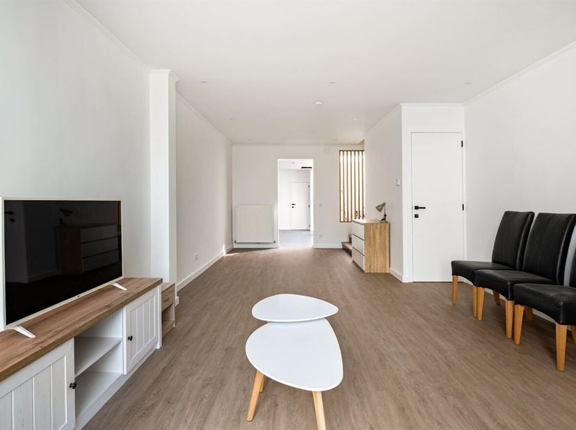 Gerenoveerde gezinswoning met 3 slaapkamers<br />
Gelijkvloers<br />
Via de inkomhal betreedt u de woning, die toegang biedt tot de leefruimte. Deze a