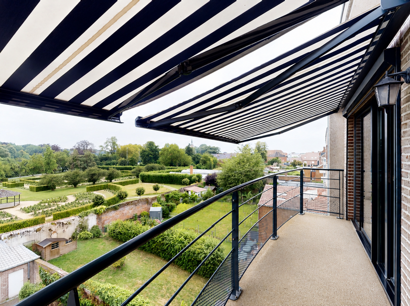 Idéalement situé au cœur d'Enghien, à quelques pas de la gare, des commerces, des écoles et de toutes les commodités, ce superbe appartement situé au