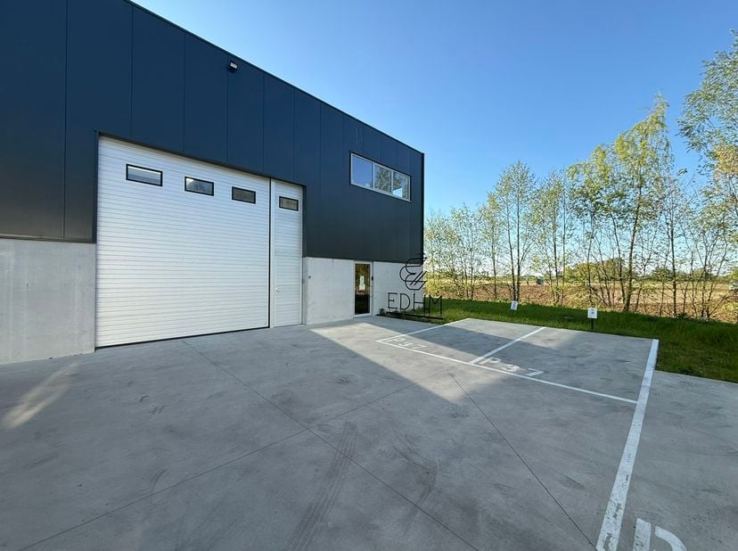Zeer goed gelegen magazijn te huur (KMO unit) van 288m² met mezzanine van 140m² en 2 parkings, gelegen op een uitstekende locatie te Lede. Het magazij
