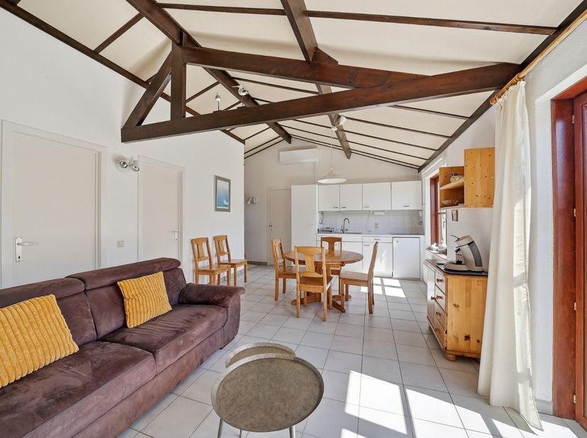 Instapklare en gemeubelde vakantiewoning gelegen in Zeepark Zeewind 1 te Bredene. De woning bevindt zich op minder dan 1 km van het strand en is omgev