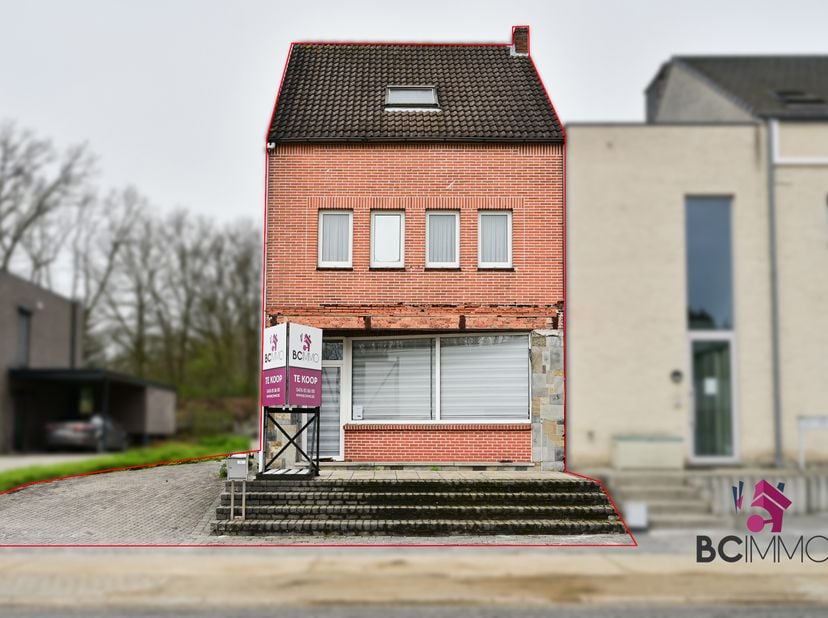Ruime gezinswoning met grote tuin op strategische ligging in Genk<br />
Op een gunstige locatie, vlakbij het centrum van Genk en het winkelgebied rond