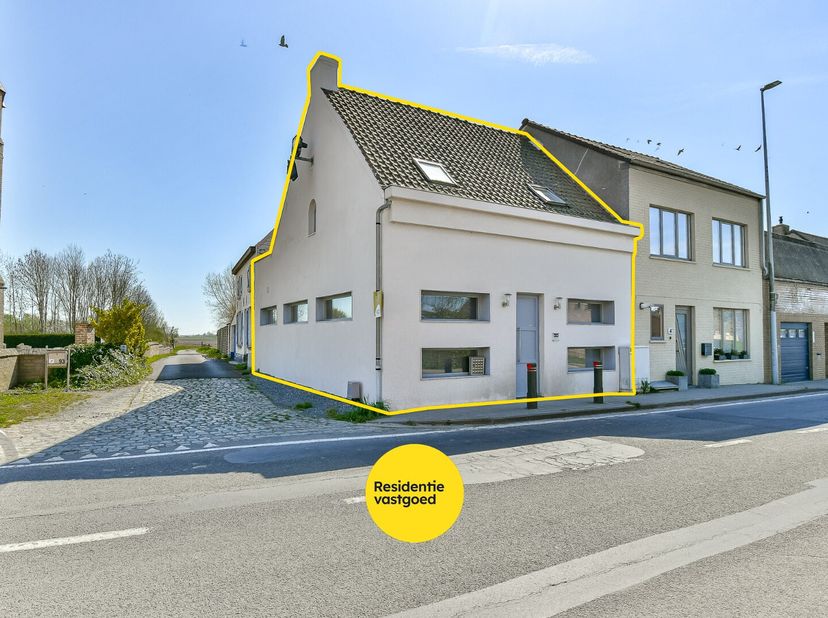 Deze charmante halfopen bebouwing in het rustige Mannekensvere biedt een mooie combinatie van comfort, licht en een aangename leefindeling. Met een mo