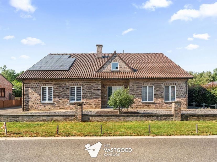 Zeer ruime woning (+/- 400 m²) met 5 slaapkamers uiterst rustig gelegen op een perceel 1415 m² te Beringen.<br />
Belangrijkste troeven: <br />
- Cent