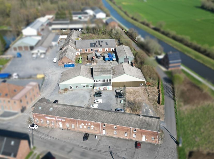 Ensemble immobilier sur +/- 1 hectare 88 ares situé au cœur du village de Ladeuze à moins de 10 minutes d’Ath.<br />
<br />
Cet ensemble immobilier