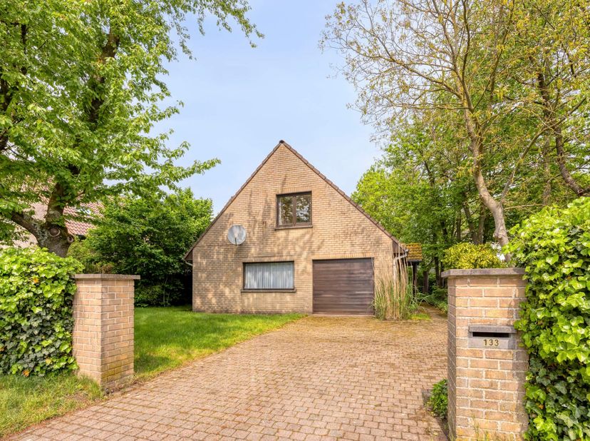 Cette maison avec 3 chambres et un beau jardin est idéalement située à proximité des axes routiers et des transports en commun. Elle offre de nombreus