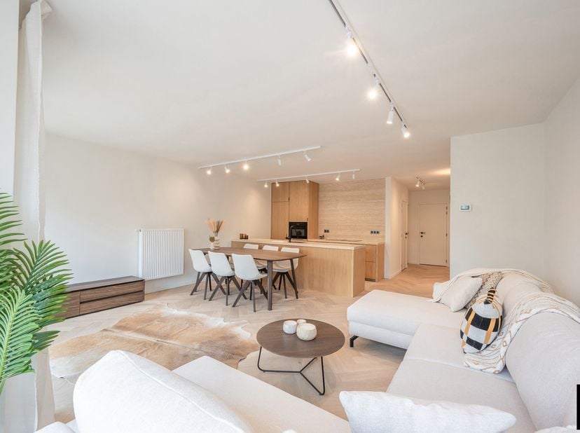 Prachtig gerenoveerd appartement, gelegen aan de zonnige zijde van de Lippenslaan, op wandelafstand van het Van Bunnenplein. De inkomhal beschikt over