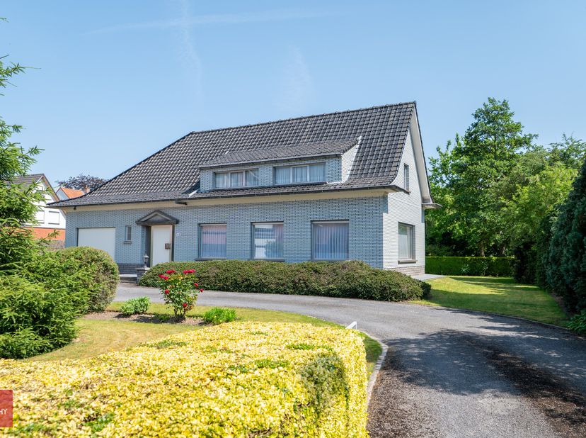 Bestaande uit inkomhal, living met bureelhoek, eetplaats, ingerichte keuken, 3 slaapkamers (gelijkvloers), badkamer en garage. Grote zolder, kelders (