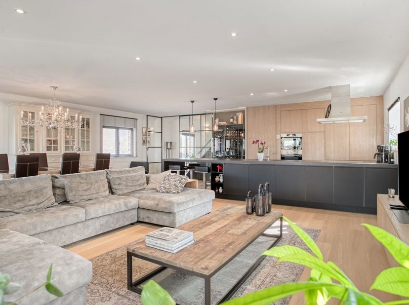 In de Maltastraat te Ieper vindt u deze bijzonder stijlvolle en instapklare woning daterend van 2014,&amp;nbsp;waar kwaliteit, ruimte en klasse centraal s