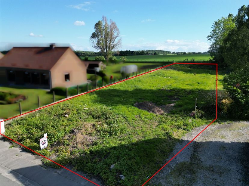 Très beau terrain de 10 ares 57 centiares situé en zone d’habitat à caractère rural à l’entrée du village de Vezon, à moins de 3 minutes des accès aut