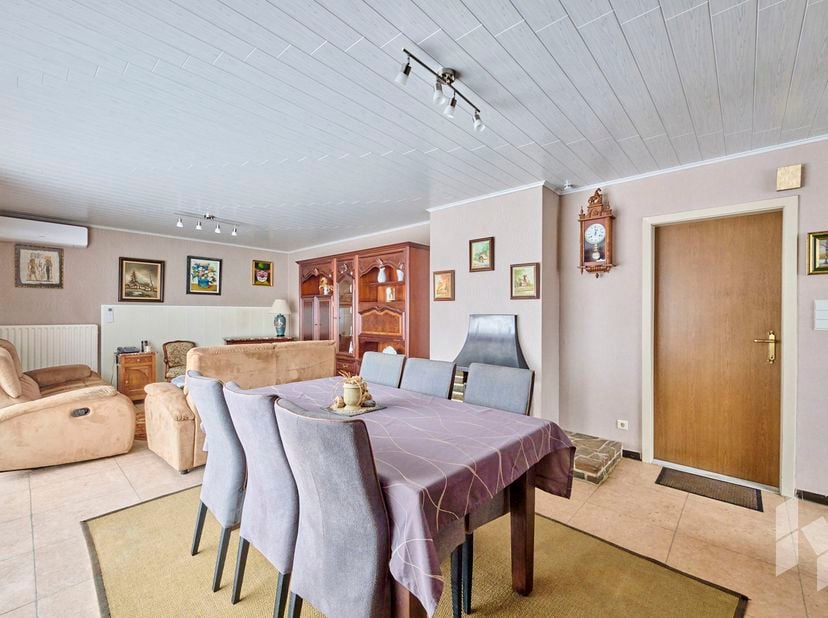 Centraal gelegen, gelijkvloerse woning (126m²) met een lichtrijke woonkamer, 3 (evt. 4) slaapkamers en een garage op een perceel van 752m².<br />
INDE