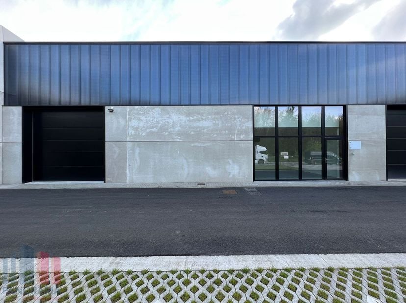 Strategisch gelegen KMO-unit met een oppervlakte van 365 m²&amp;nbsp;te huur met uitstekende visibiliteit langs de Mechelsesteenweg.&amp;nbsp;De site is vlot