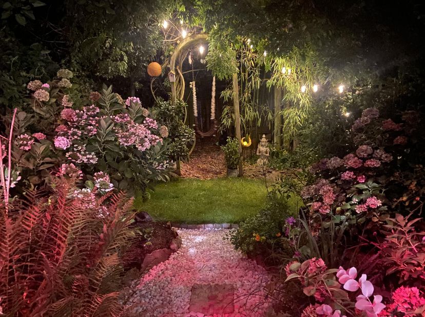 Charmante gemeubelde stadswoning met prachtige tuin en thuiswerkruimte<br />
<br />
€ 1.800/maand (excl. nutsvoorzieningen)<br />
Beschikbaar vanaf 15