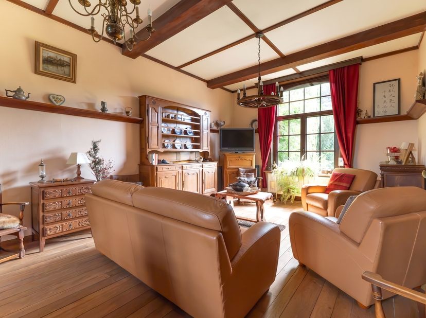 In Roselies, aan het einde van een doodlopende oprijlaan, biedt deze herenwoning volgens het EPC ongeveer 367 m² op een perceel van 7.190 m². De eigen