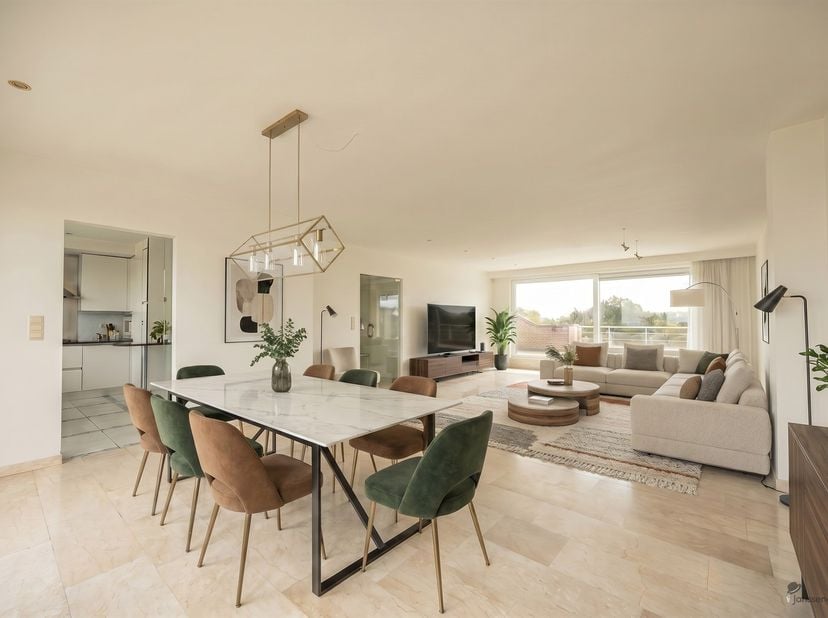 Op de zevende en hoogste verdieping van een verzorgd gebouw bevindt zich dit ruime penthouse-appartement van ca. 140 m², omringd door twee royale zonn