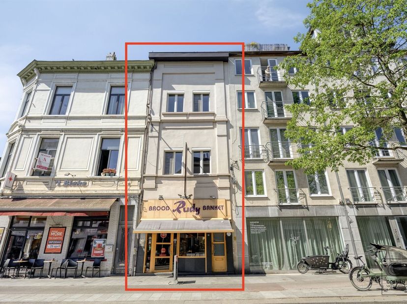 Dans un endroit dynamique d'Anvers Sud se trouve cette propriété commerciale polyvalente avec logement résidentiel, où le caractère, l'espace et les p
